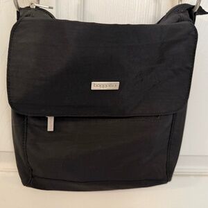 Baggallini black crossbody purse